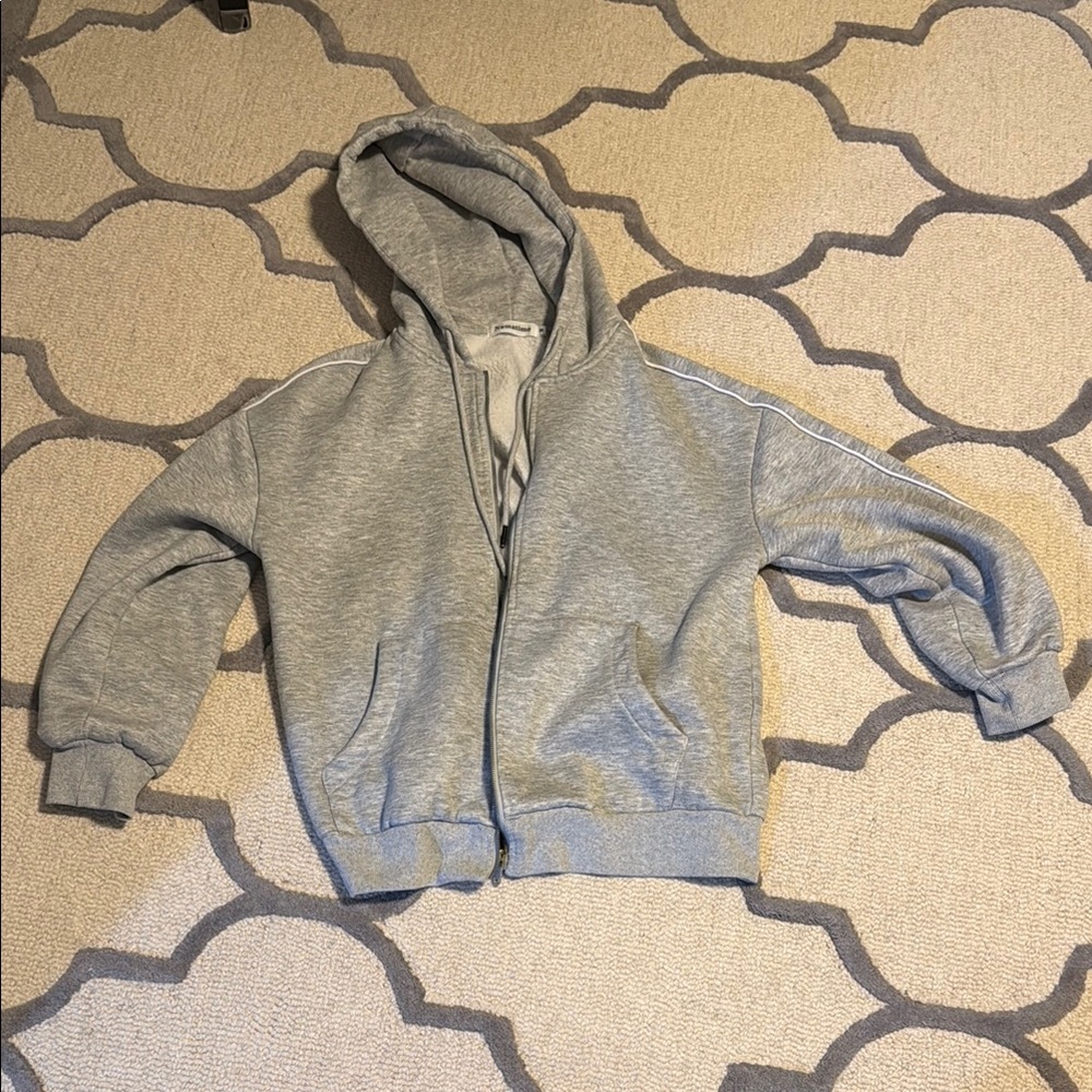 Cozy Gray Sweatshirt with Soft Fleece and Relaxed Fit